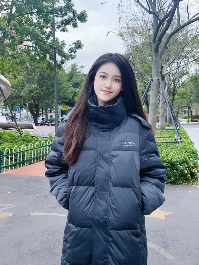 冬日校园的时尚潮流长款羽绒服与百褶裙的搭配风采