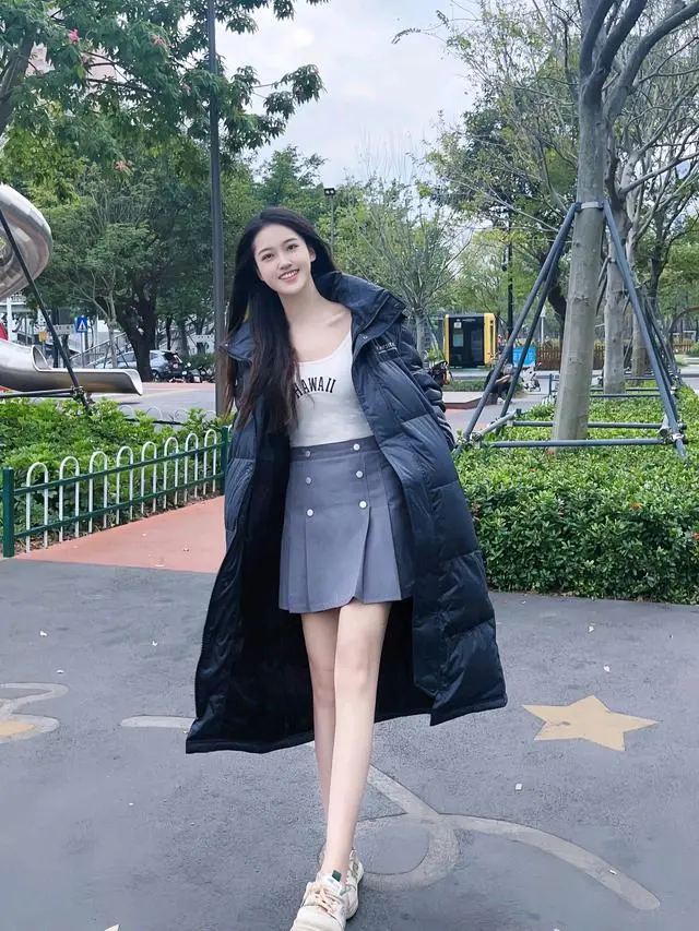 冬日校园的时尚潮流长款羽绒服与百褶裙的搭配风采