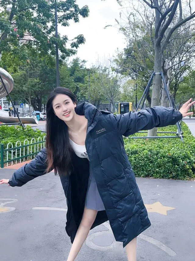 冬日校园的时尚潮流长款羽绒服与百褶裙的搭配风采