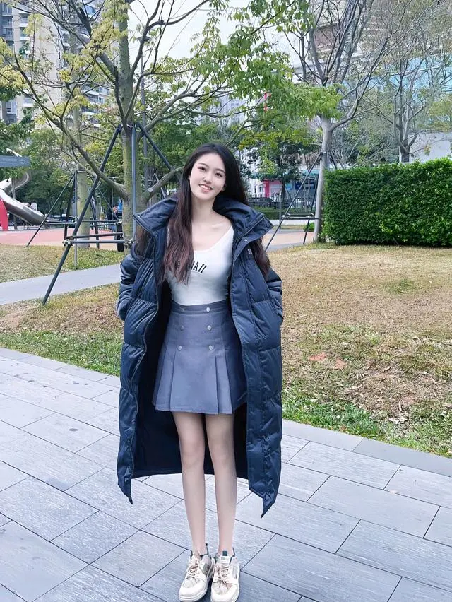 冬日校园的时尚潮流长款羽绒服与百褶裙的搭配风采