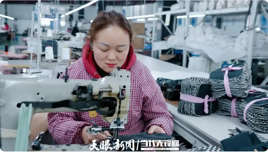 箱包车间:潮流时尚在这里制造