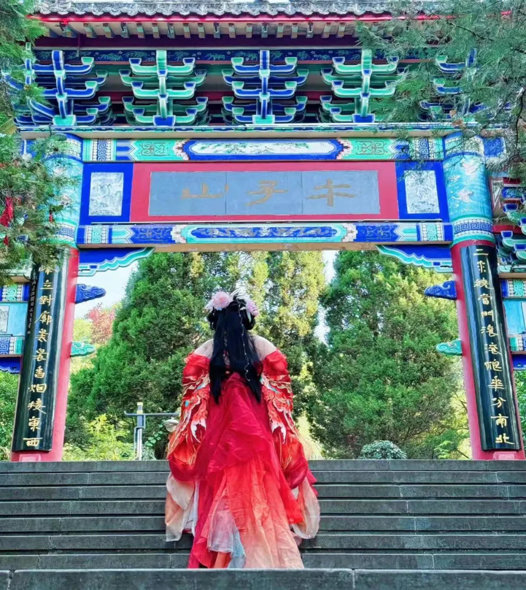 时尚买手看国潮到访陕西汉中西乡县穿汉服出游成为新时尚