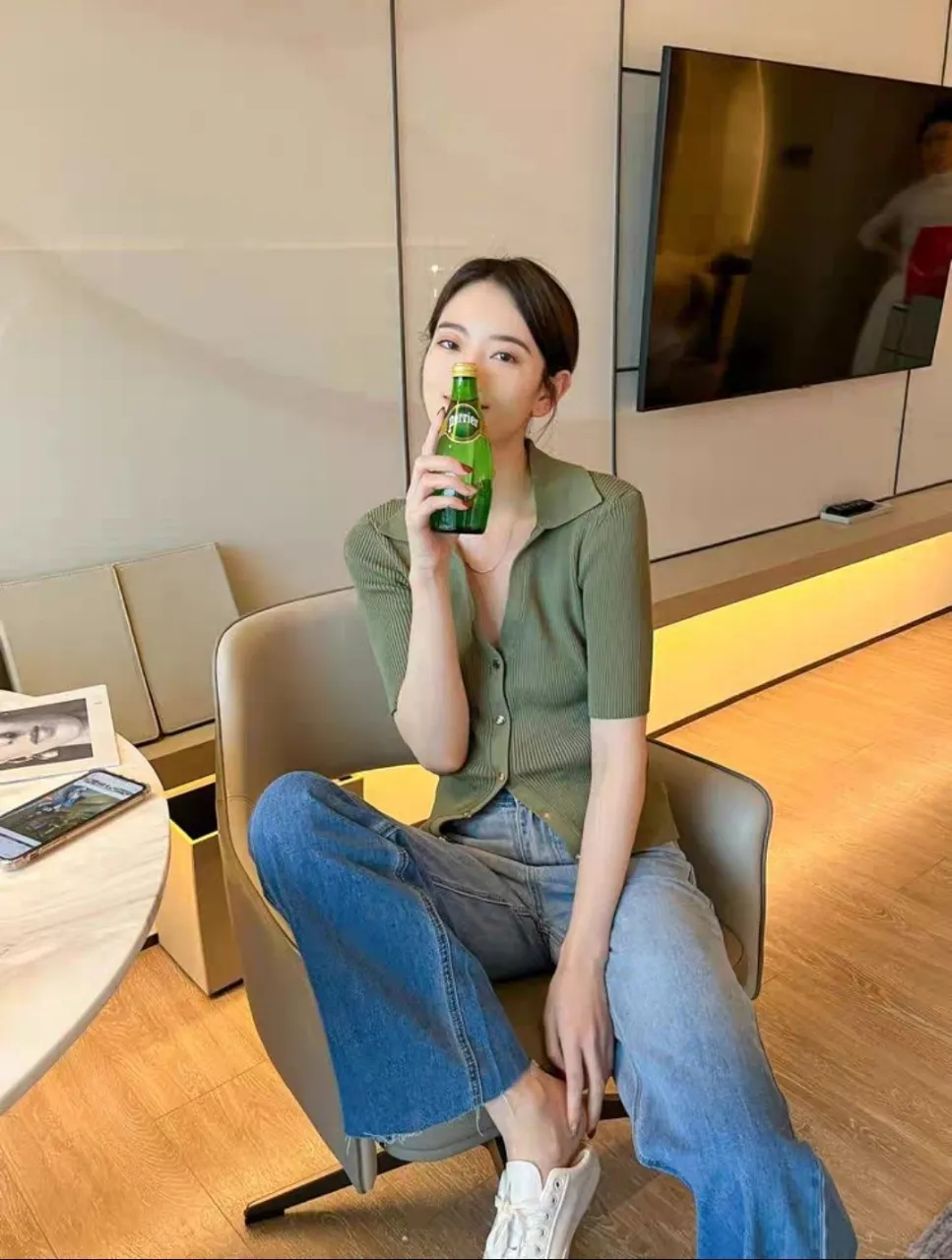 麦美美推荐2025春夏流行的豆沙绿针织衫,好看又温柔!