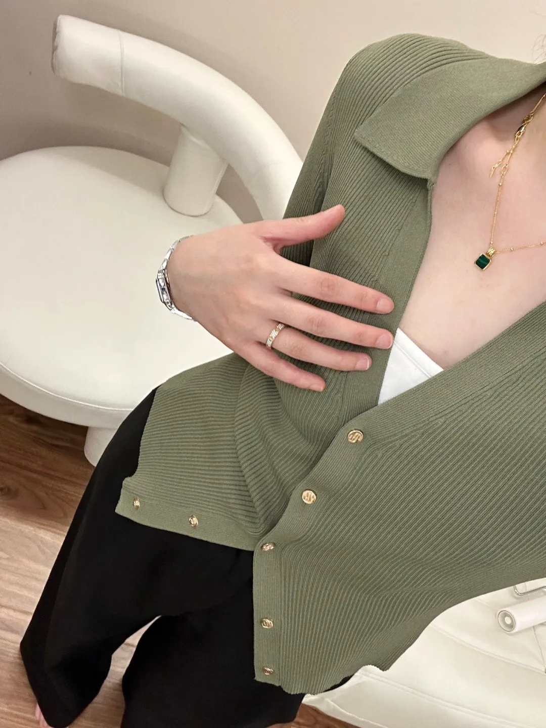 麦美美推荐2025春夏流行的豆沙绿针织衫,好看又温柔!