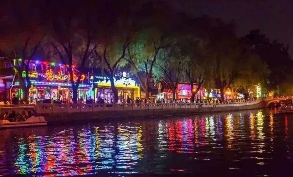 时尚买手探索北京三里屯:感受时尚潮流的前沿,体验都市夜生活的丰富多彩