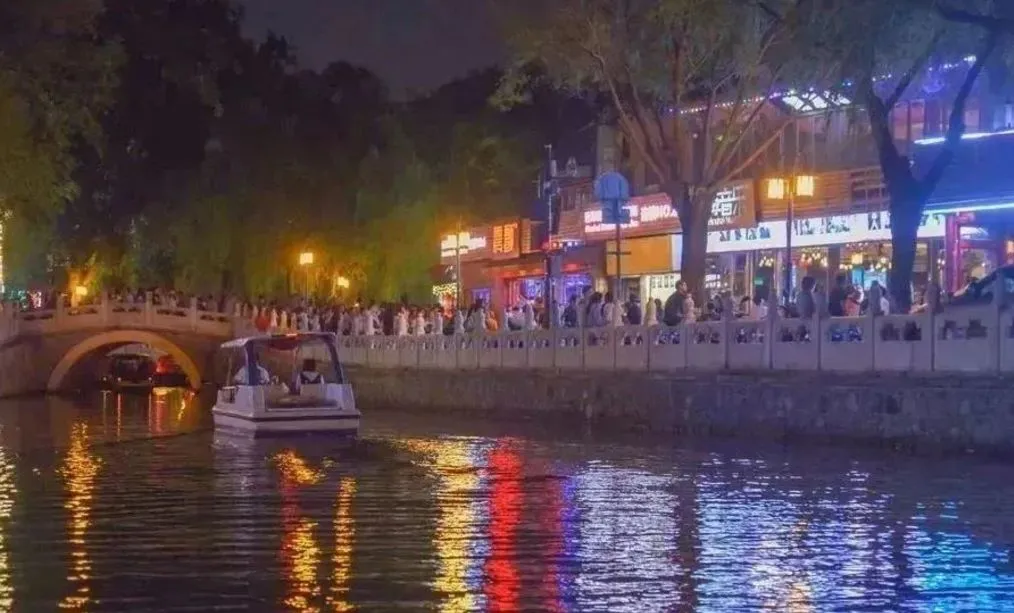 时尚买手探索北京三里屯:感受时尚潮流的前沿,体验都市夜生活的丰富多彩