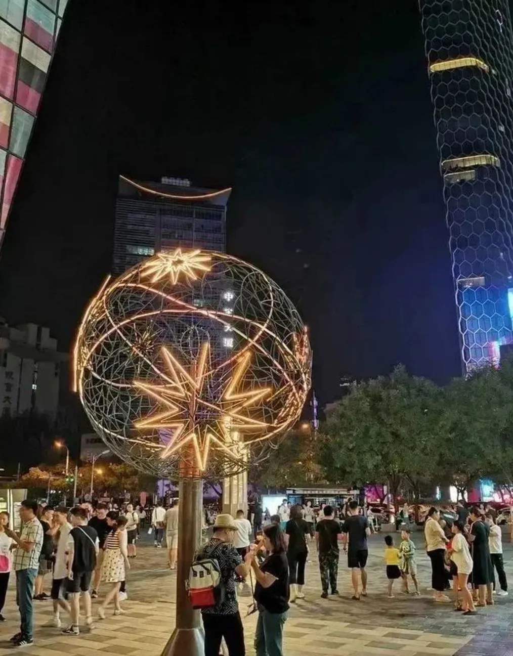 时尚买手探索北京三里屯:感受时尚潮流的前沿,体验都市夜生活的丰富多彩