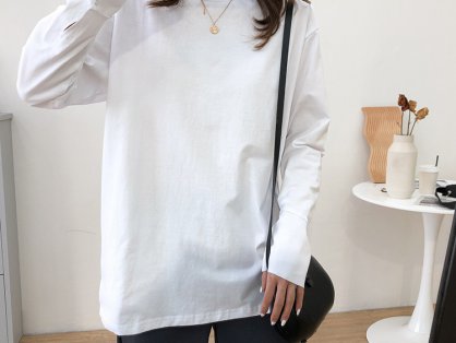 时尚穿搭白色休闲打底衫+蓝色芭比裤+灰色椰子鞋解锁潮流新风尚