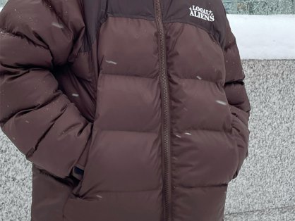 冬日时尚潮流棕色长款羽绒服,保暖与时尚的完美融合