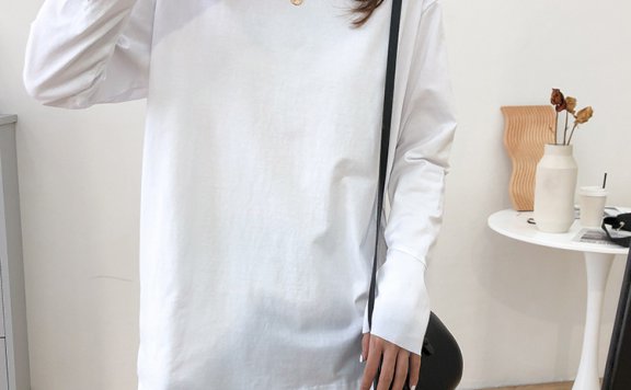 时尚穿搭白色休闲打底衫+蓝色芭比裤+灰色椰子鞋解锁潮流新风尚