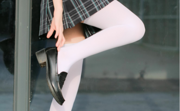 高挑美女教你驾驭白色丝袜令时尚感拉满