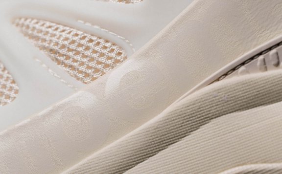 Moncler 与 Salehe Bembury 合作新鞋款发售在即