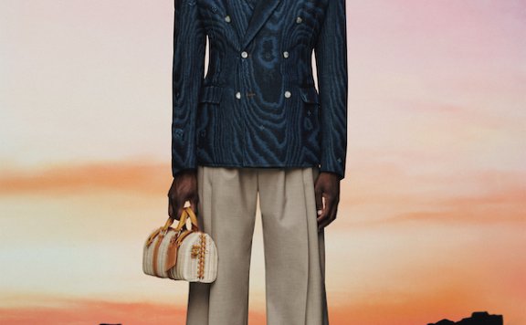 汤唯黑色系礼服惊艳亮相,祖母绿与红宝石点缀高贵气质