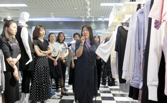 品牌折扣女装尾货买手:环保与时尚并行的绿色消费