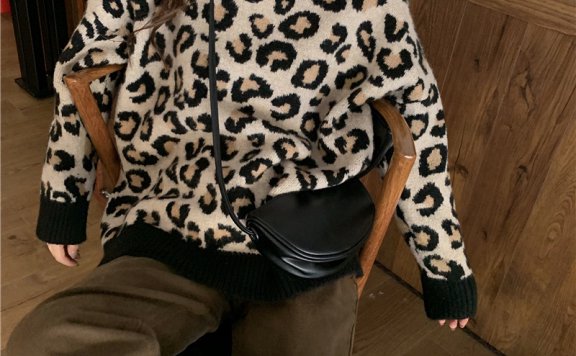 豹纹毛衣新穿法,简约室内也能拍出时尚大片!
