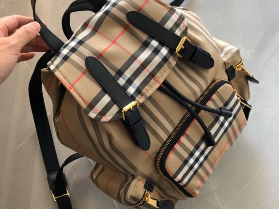 巴宝莉经典格纹双肩包潮流时尚童款，成人亦可轻松驾驭