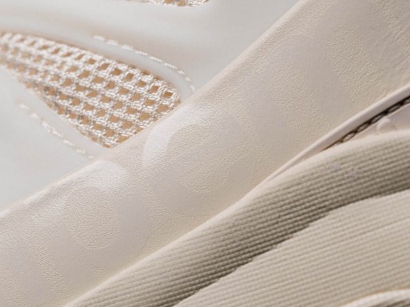 Moncler 与 Salehe Bembury 合作新鞋款发售在即