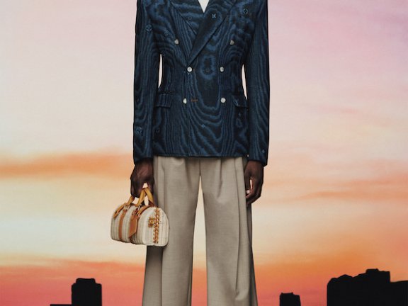 汤唯黑色系礼服惊艳亮相,祖母绿与红宝石点缀高贵气质