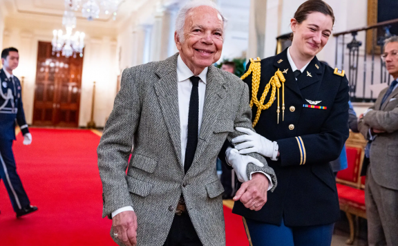 Ralph Lauren 成为首位荣获总统自由勋章的时尚设计师