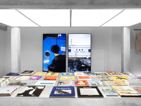 vowels 携手 WAKA WAKA 合作系列首次亮相 2025 米兰设计周