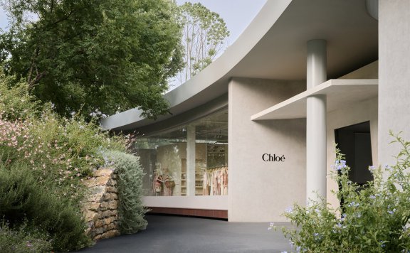 Chloé成都夏日限时空间启幕 共赴浪漫地中海之约